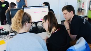 Zwei Mädchen Programmieren den Sonic Pi