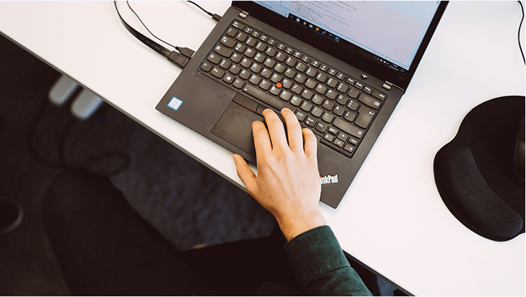 Hand auf Tastatur