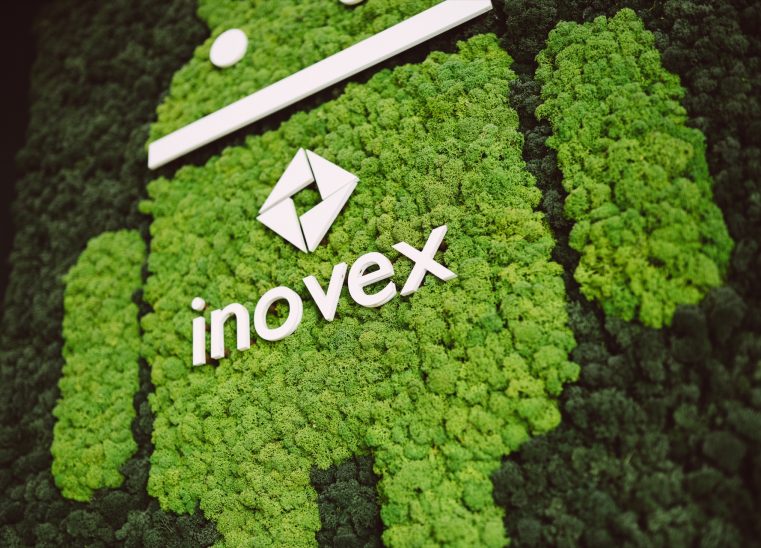 Das inovex-Logo auf dem Android-Logo