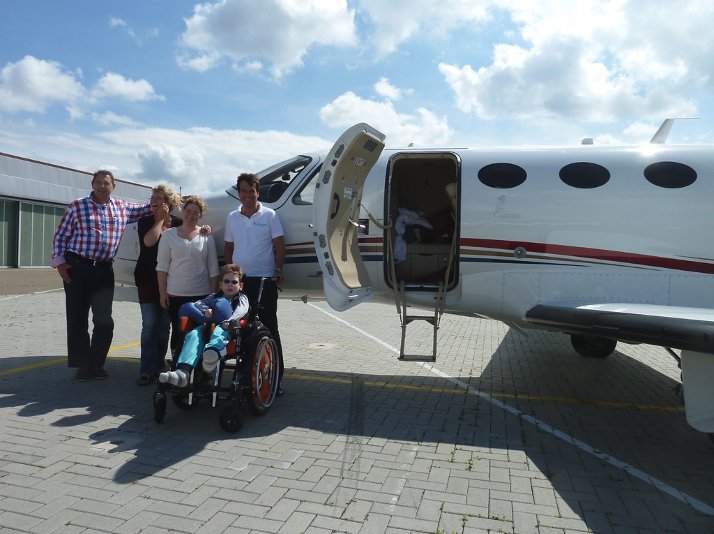 Stephan Müller mit einer Familie bei Flying Hope