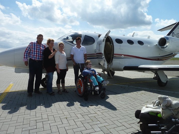 Stephan Müller mit einer Familie bei Flying HopeStephan Müller mit einer Familie bei Flying Hope