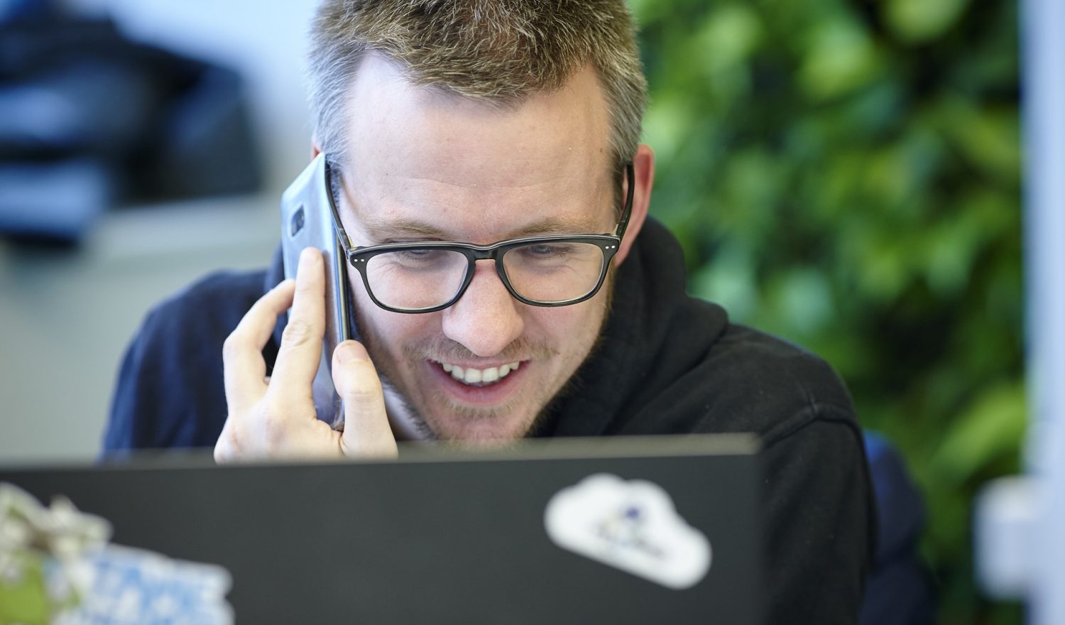 Headergrafik Mann telefoniert vor PC