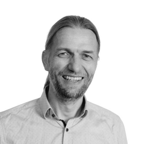 schwarz-weiß Foto von lächelndem Collin Rogowski