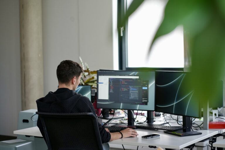 Eine person arbeitet konzentriert.