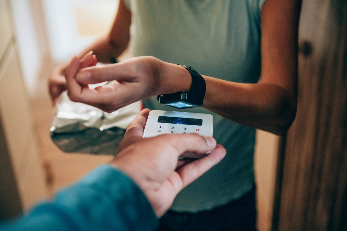 Frau-zahlt-mit-Smartwatch