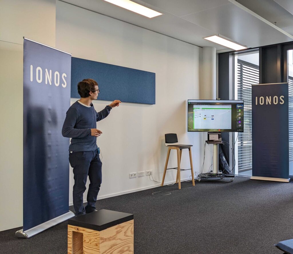 Mann präsentiert beim Streampipes Hackathon