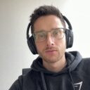 David Schmidt mit Kopfhörern und schwarzem Kaputzenpulli