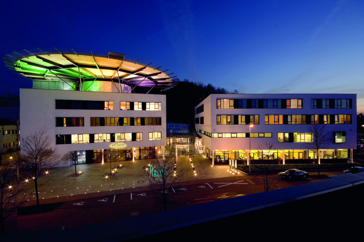 ARCUS Klinikgebäude bei Nacht