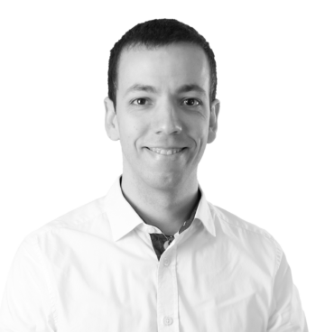 schwarz-weiß Foto lächelnder Trainer Christoph Menzel