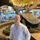 Lächelnder Carlos Garcia Briones