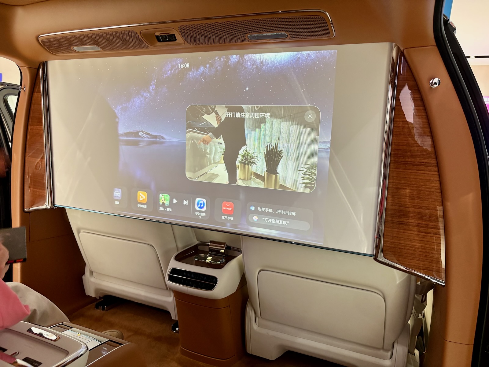 Großes Entertainment-Display im Fond eines Fahrzeugs