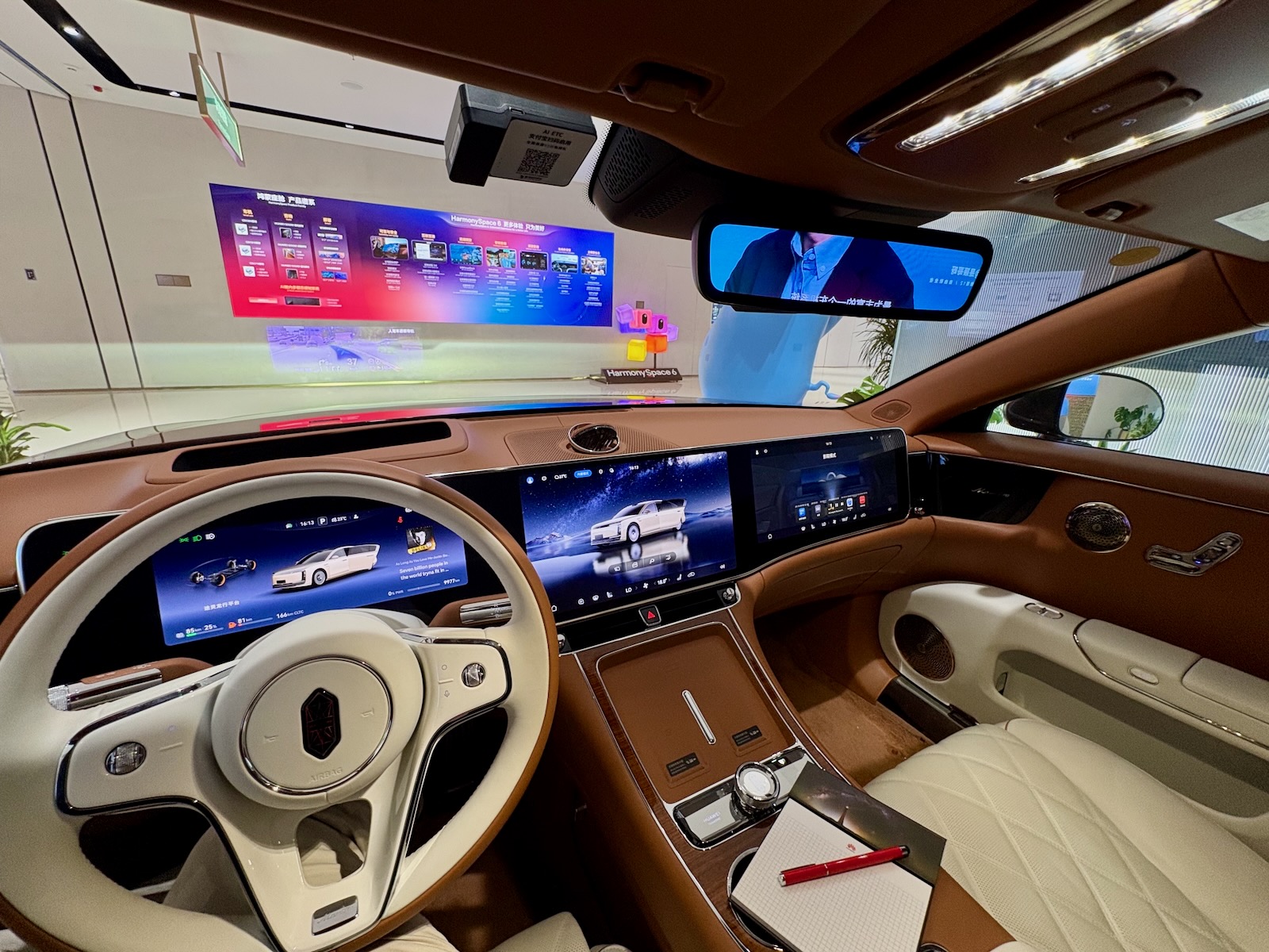 Smart Cockpit mit Fahrerdisplay, zentralem Display und Beifahrerdisplay