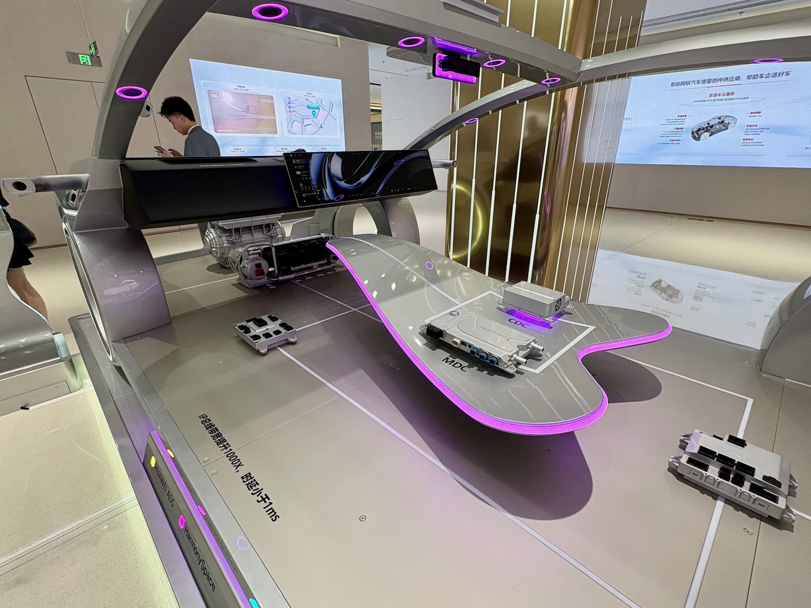 Ausstellungsmodell mit Displays und Komponenten einer Huawei Automotive-Plattform