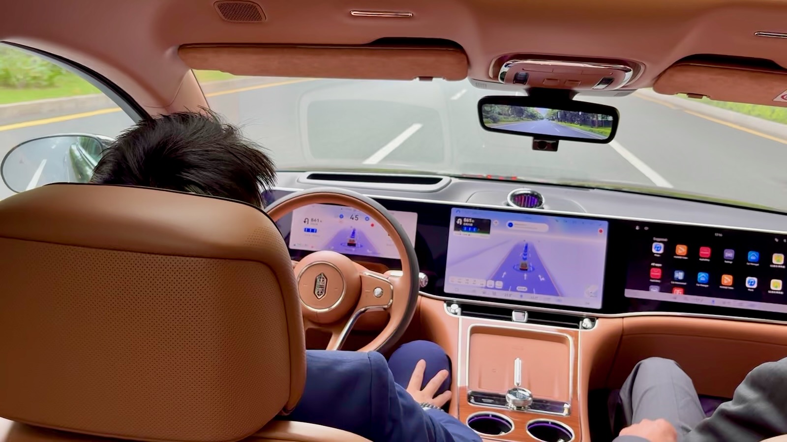 Smart Cockpit mit mehreren Displays und digitaler Fahrzeugoberfläche