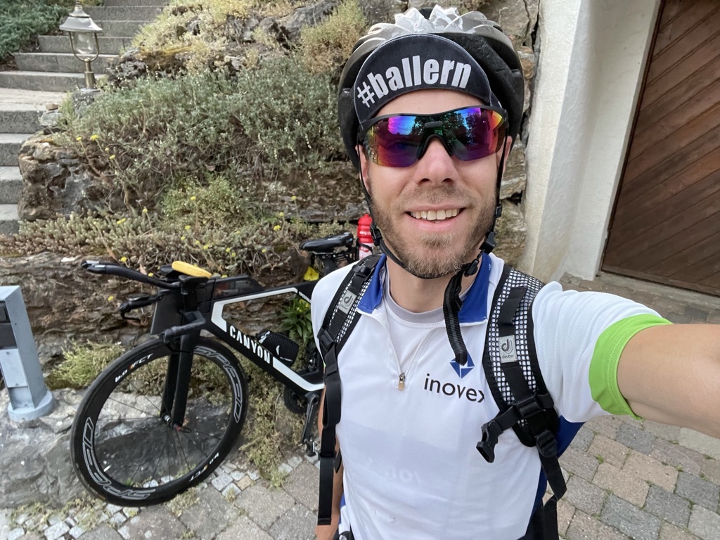 Matthias Albert steht vor dem Fahrrad, mit dem er den Charity Bike Ride 2022 fahren möchte