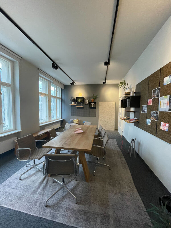 Moderner Meetingraum mit Konferenztisch und inovex Stühlen Design Offices Berlin