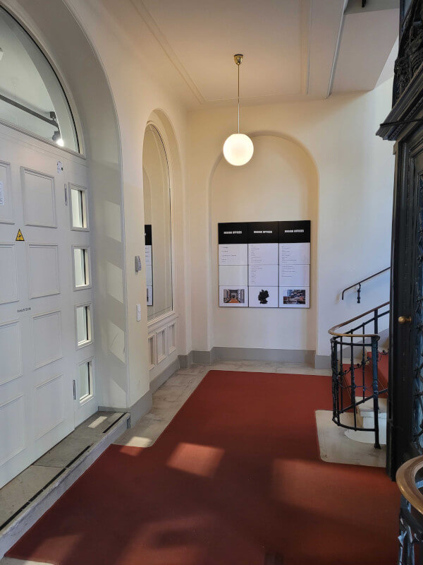 Treppenaufgang mit bogenförmigen Nieschen in den inovex Design Offices Berlin